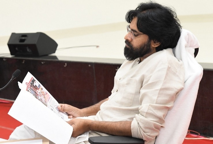 Pawan Kalyan in Janasena Meeting - 3 / 31 photos