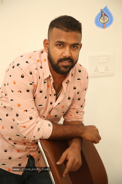 Tharun Bhascker Photos - 4 / 21 photos