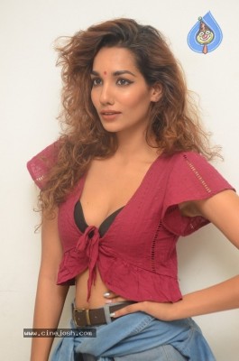 Actress Aditi Tiwari Pics