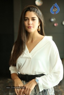 Actress Izabelle Leite Images