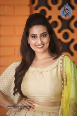 Anchor Manjusha Photos