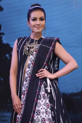 Catherine Tresa at Woven 2017 Fashion Show