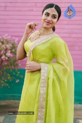Indhuja Photos