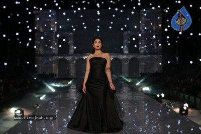 Kareena Kapoor Stills
