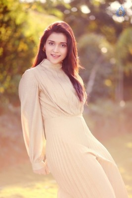 Mannara Chopra New Pics