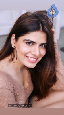 Model Twinkle Saaj Stills