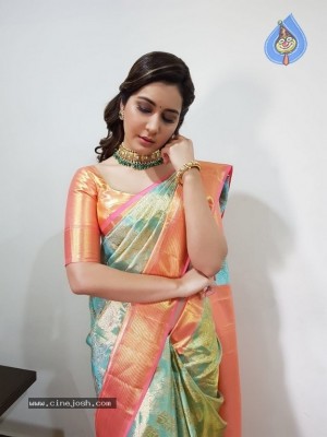 Raashi Khanna Pics