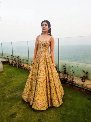Rashi Khanna Photos