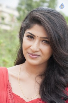 Roshini Prakash Stills in Saptagiri Express