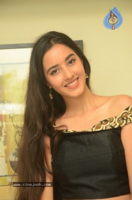 Simrat Kaur New Images