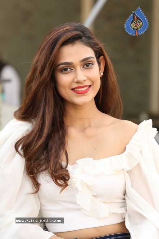 Aakanksha Singh Latest Stills - 6 / 21 photos