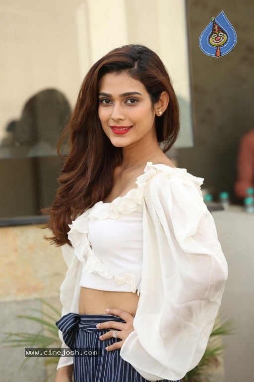 Aakanksha Singh Latest Stills - 7 / 21 photos