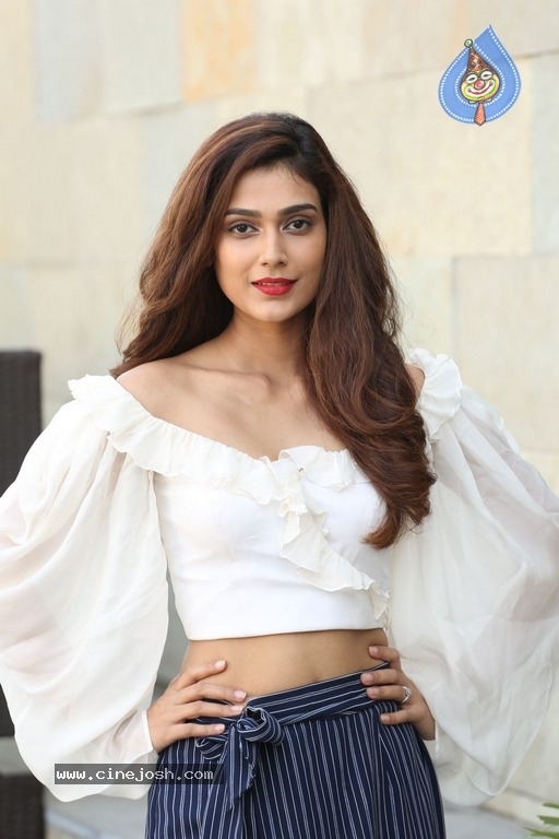 Aakanksha Singh Latest Stills - 11 / 21 photos