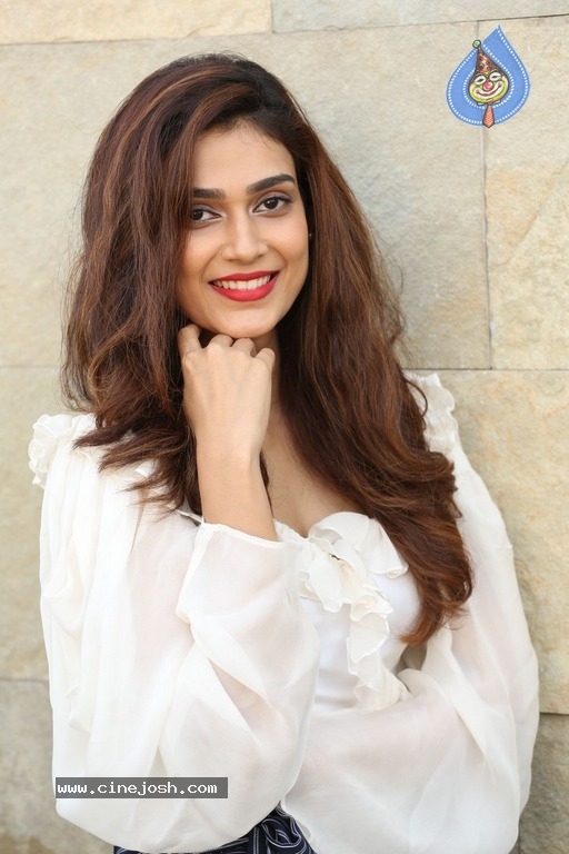 Aakanksha Singh Latest Stills - 17 / 21 photos