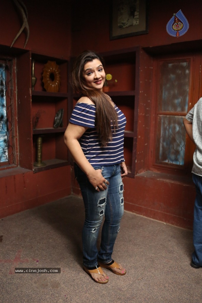 Aarthi Agarwal New Stills - 20 / 52 photos