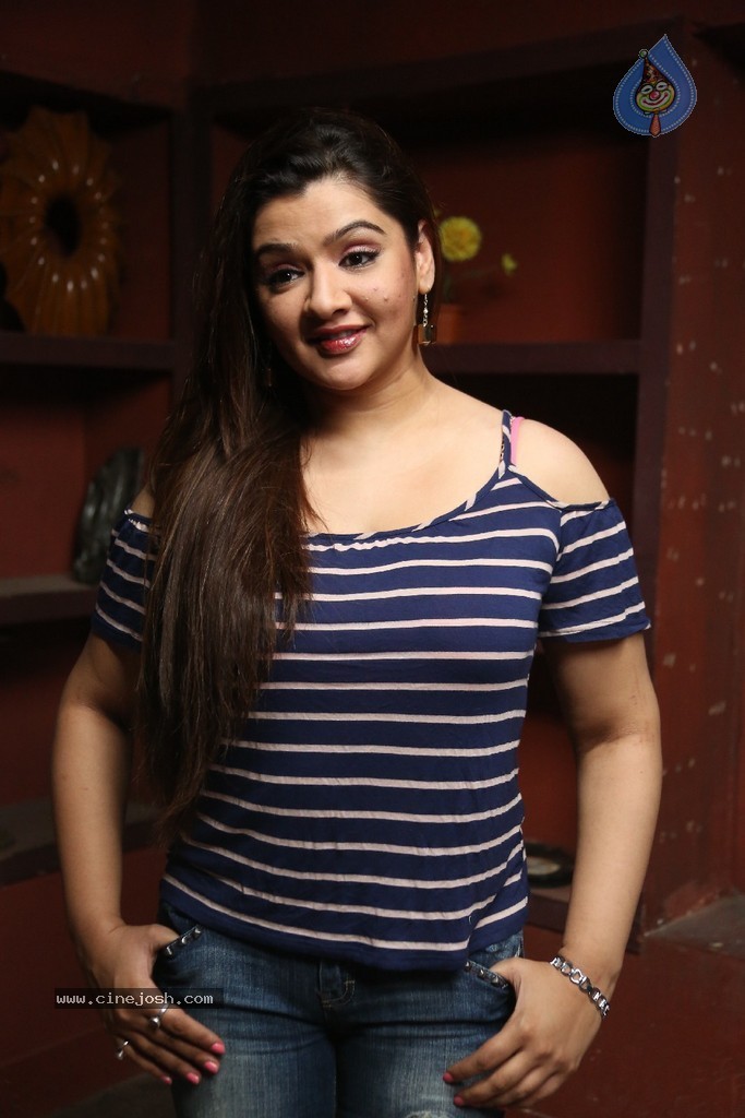 Aarthi Agarwal New Stills - 25 / 52 photos