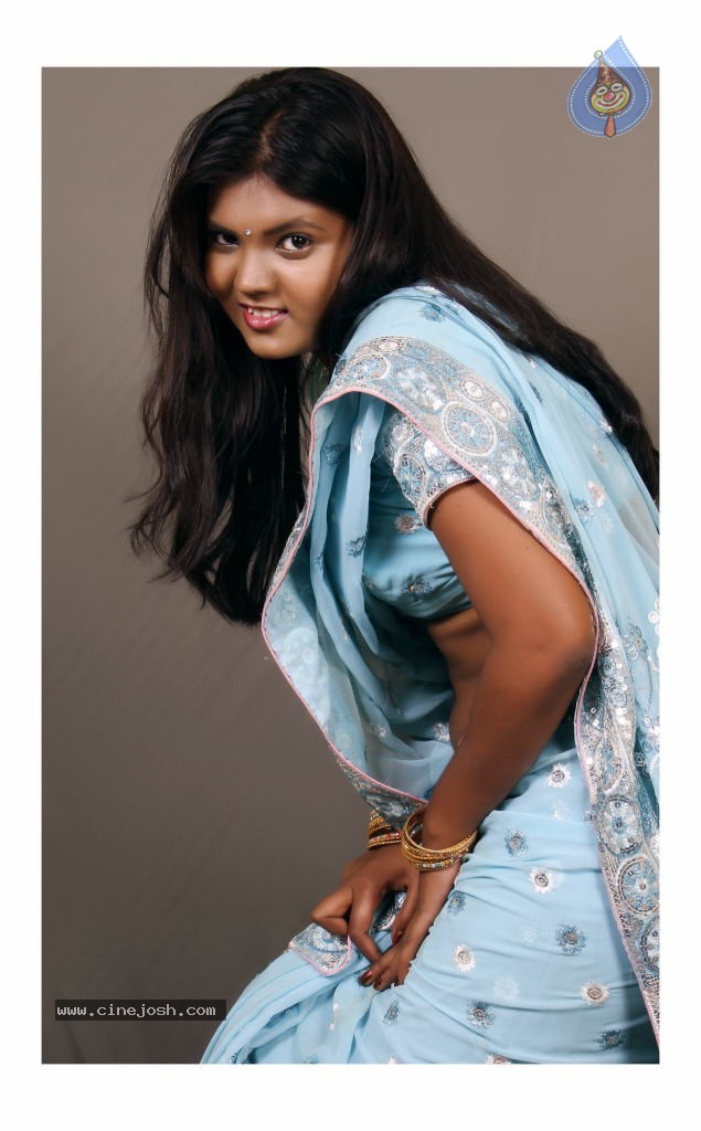 Aashi Hot Stills - 12 / 13 photos