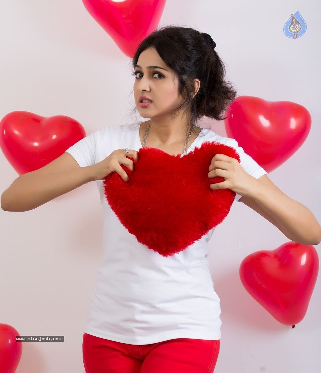 Aavaana Stills - 6 / 6 photos