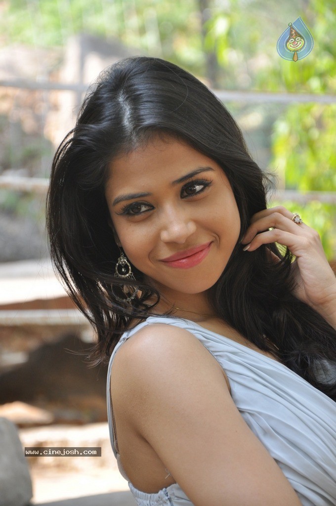 Abanthika Stills - 98 / 111 photos