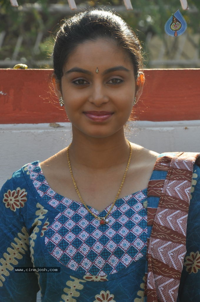 Abhinaya Stills - 7 / 38 photos