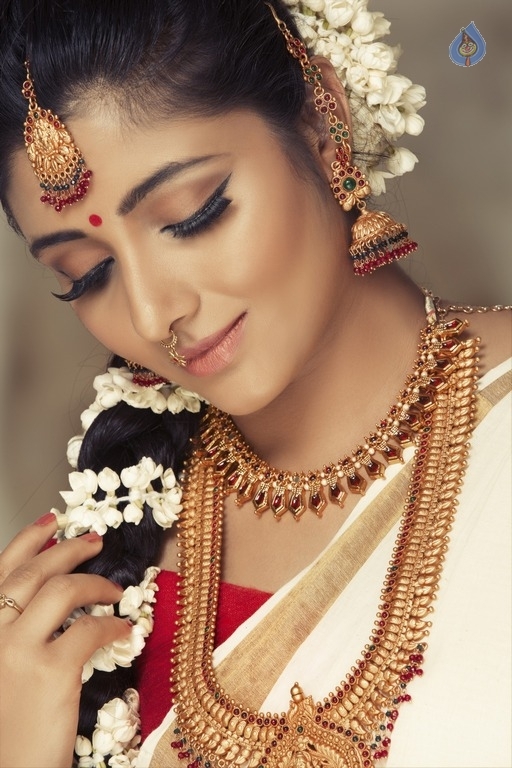 Actress Adhiti New Images - 2 / 5 photos