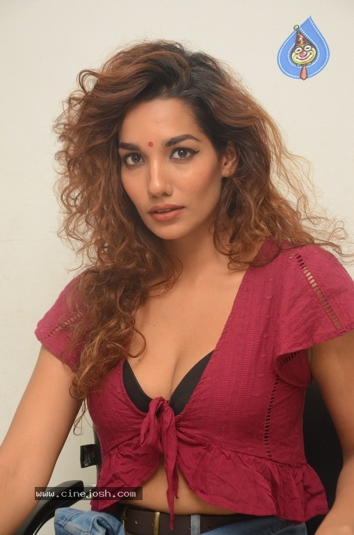 Actress Aditi Tiwari Pics - 6 / 15 photos