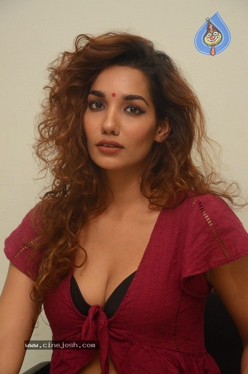 Actress Aditi Tiwari Pics - 15 / 15 photos