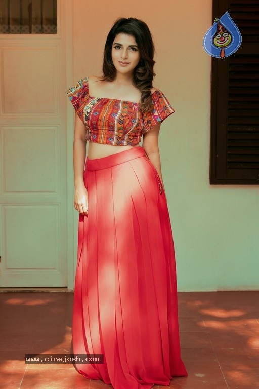 Actress Aishwarya Menon Stills - 2 / 4 photos