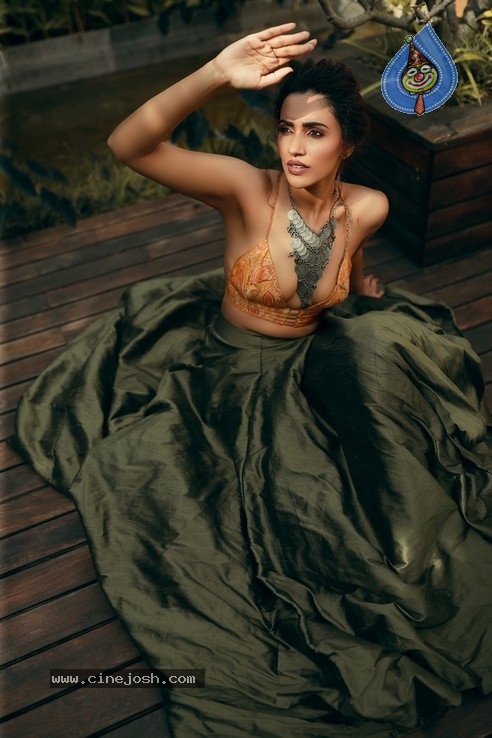 Actress Akshara Gowda Stills - 5 / 5 photos
