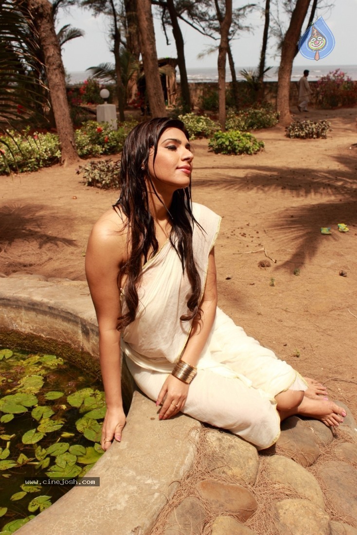 Actress Anjana Hot Photoshoot - 4 / 20 photos