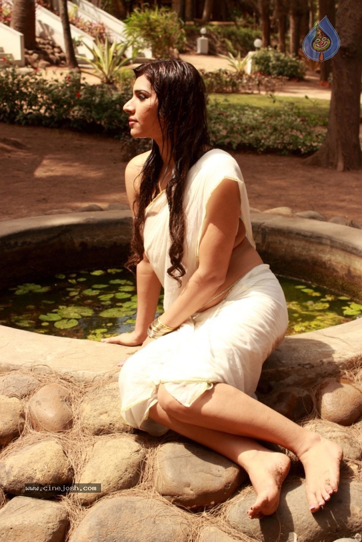 Actress Anjana Hot Photoshoot - 5 / 20 photos