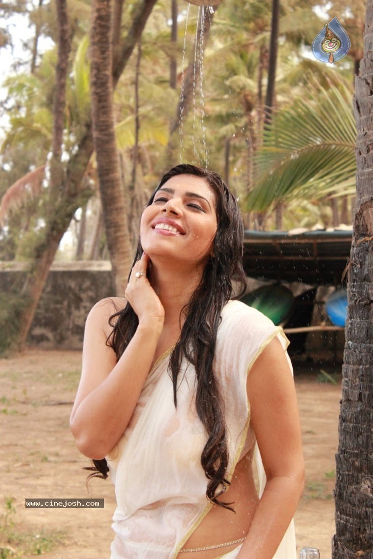 Actress Anjana Hot Photoshoot - 8 / 20 photos