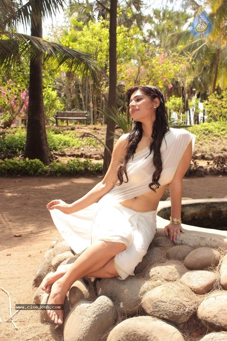 Actress Anjana Hot Photoshoot - 10 / 20 photos