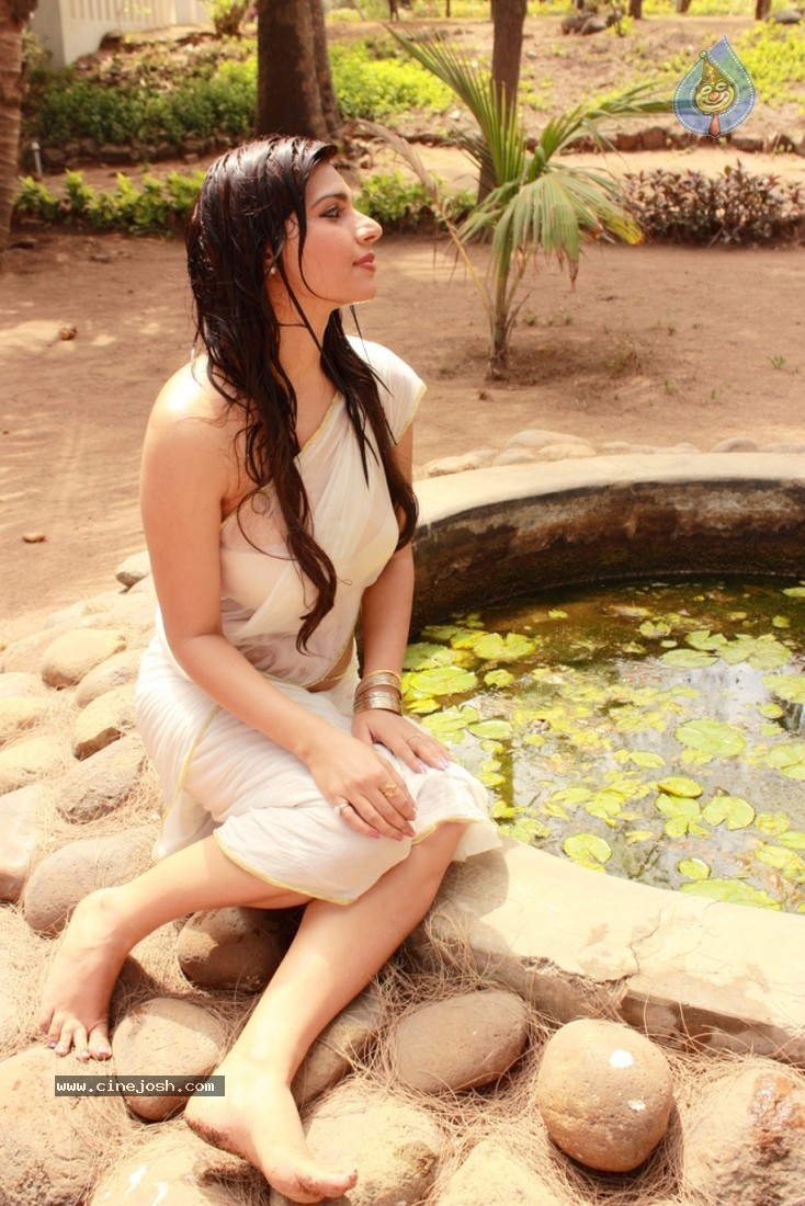 Actress Anjana Hot Photoshoot - 15 / 20 photos