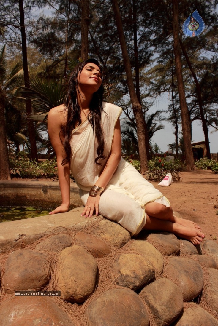 Actress Anjana Hot Photoshoot - 18 / 20 photos