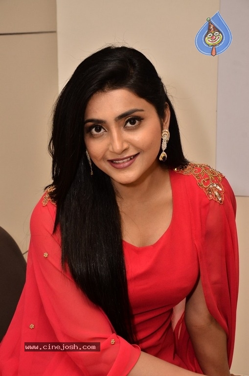 Actress Avantika Mishra Latest Stills - 14 / 21 photos