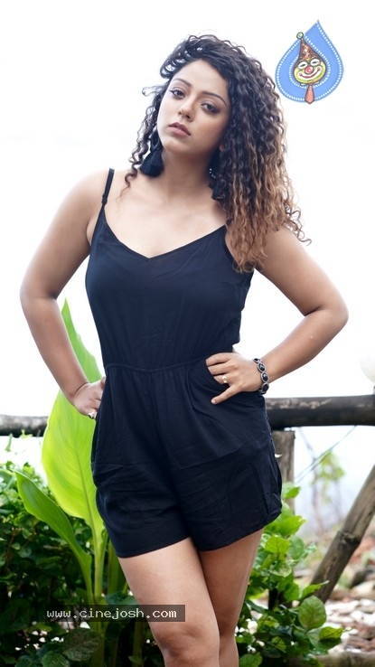 Actress Deviyani Sharma Stills - 6 / 11 photos