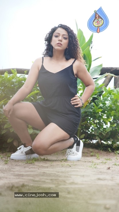 Actress Deviyani Sharma Stills - 7 / 11 photos