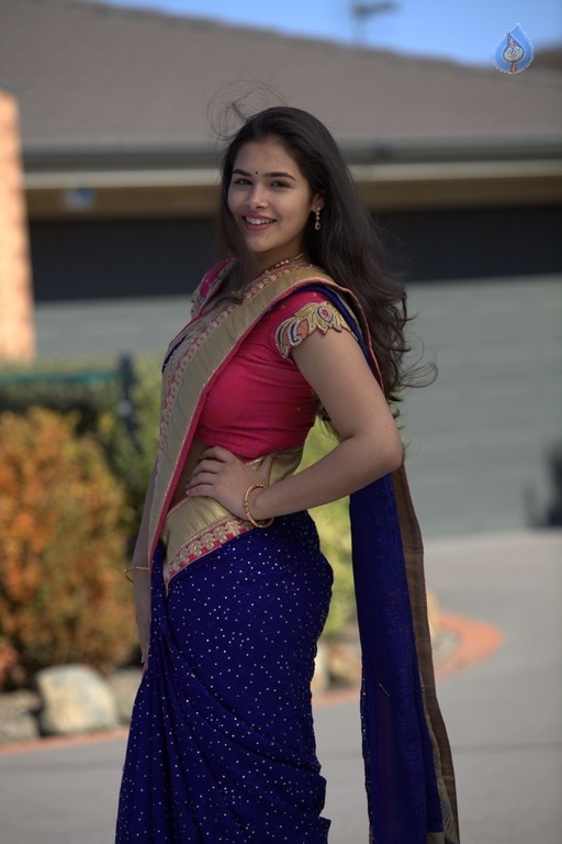 Actress Divi Prasanna Photos - 15 / 21 photos