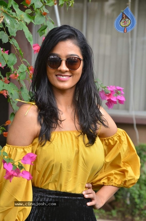 Actress Gayathri Latest Stills - 1 / 6 photos