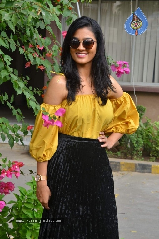 Actress Gayathri Latest Stills - 2 / 6 photos