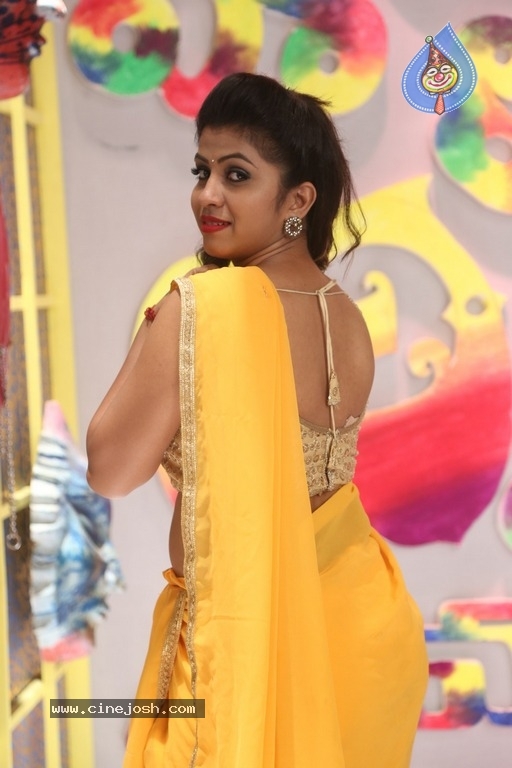 Actress Geethanjali New Images - 16 / 20 photos