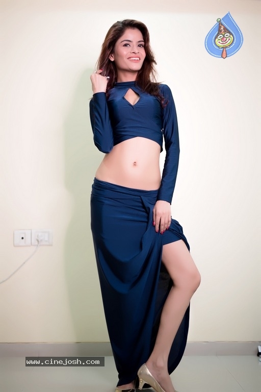 Actress Gehana Vasisth Private Photos - 12 / 36 photos