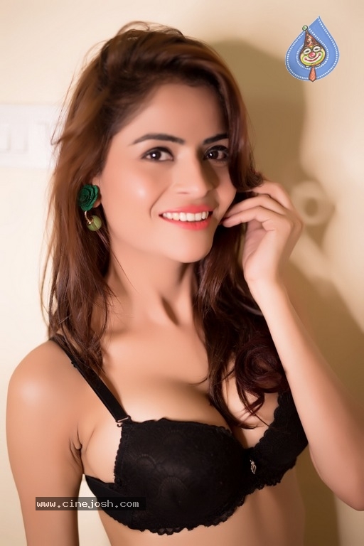 Actress Gehana Vasisth Private Photos - 31 / 36 photos