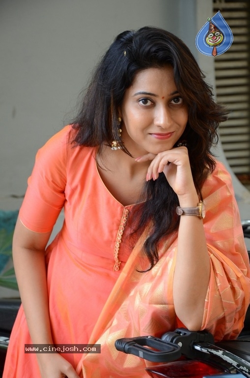 Actress Gouthami New Photos - 18 / 21 photos