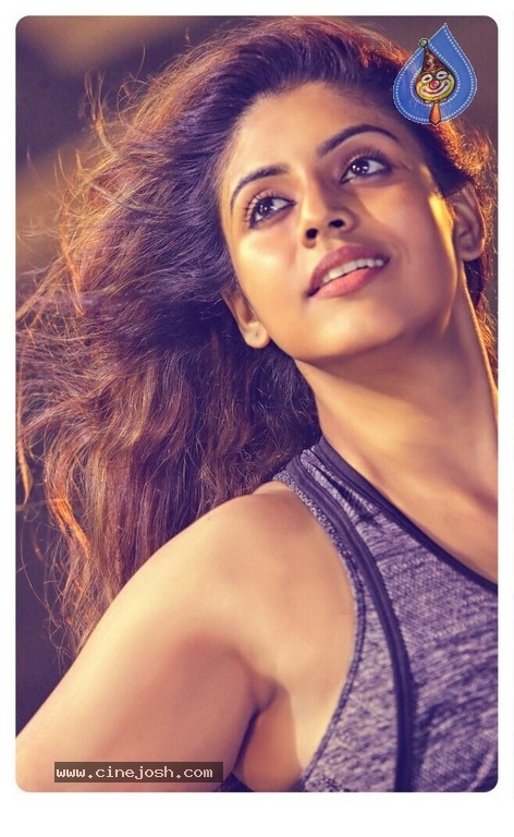 Actress Iniya Photoshoot - 2 / 6 photos