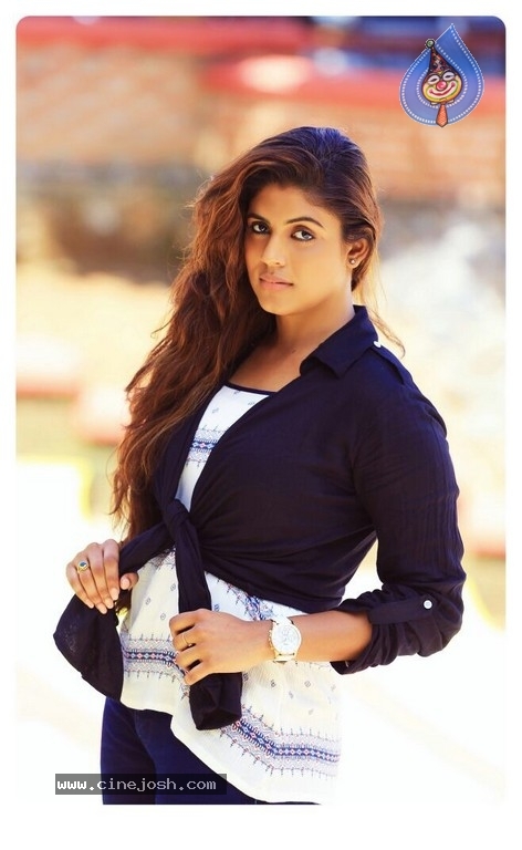 Actress Iniya Photoshoot - 4 / 6 photos