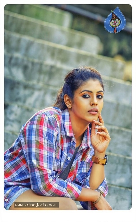 Actress Iniya Photoshoot - 5 / 6 photos