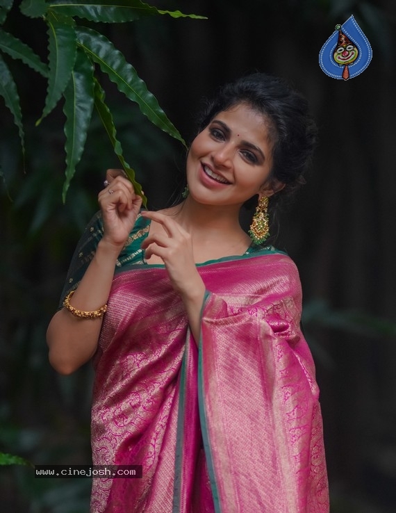 Actress Iswarya Menon  Photos - 6 / 9 photos