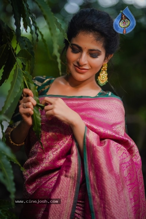 Actress Iswarya Menon  Photos - 8 / 9 photos